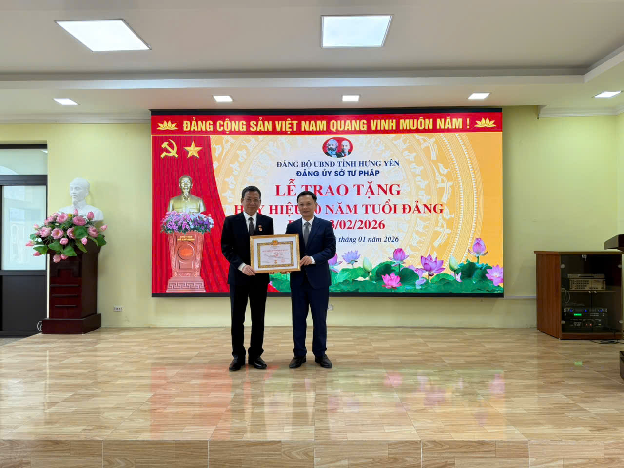 Trao tặng huy hiệu 30 năm tuổi Đảng cho Đồng chí Trần Hữu Nam - Tỉnh ủy viên, Bí thư Đảng ủy, Giám đốc Sở Tư pháp