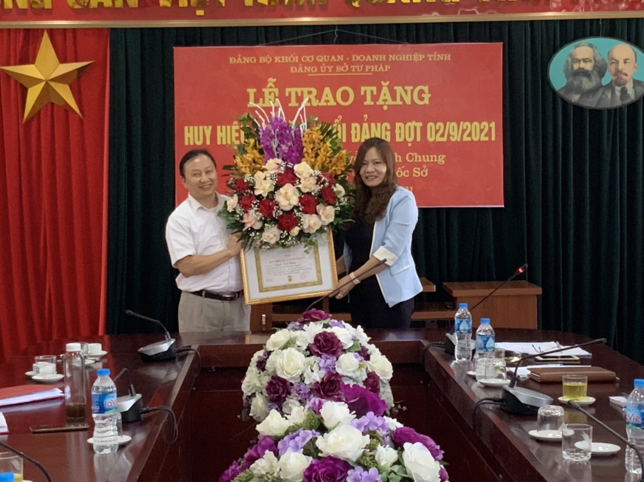   Đảng bộ Sở Tư pháp tổ chức giao ban 9 tháng năm 2021 và trao tặng Huy hiệu Đảng